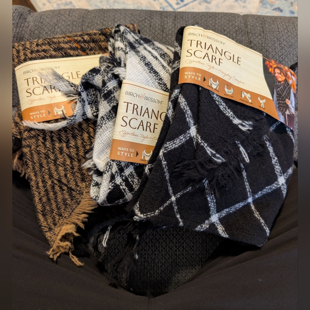 ⭐3/$20⭐3- Women's Triangle Scarfs